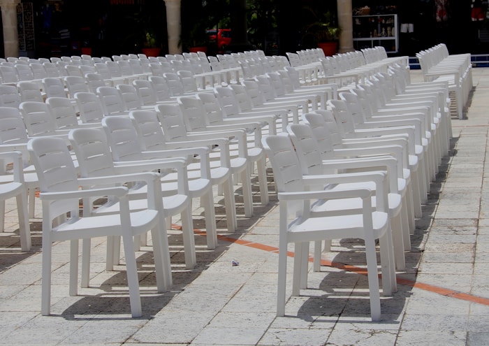 Sillas Rimax blancas en filas para boda en Cali - alquiler de sillas para eventos