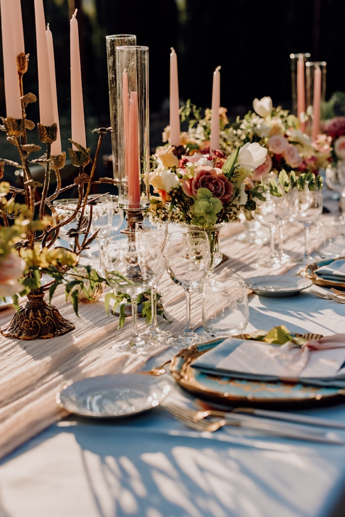 Tablones con mantel blanco y sobremanteles para evento corporativo en Cali