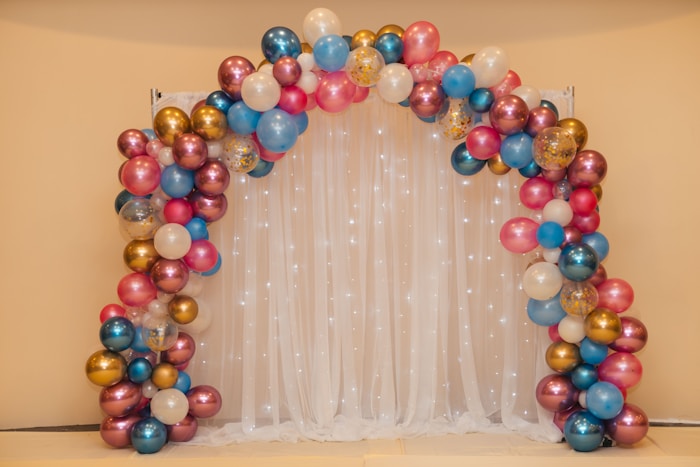 Arco orgánico de globos para fiesta en Cali - decoraciones en globos Casa de Eventos del Norte