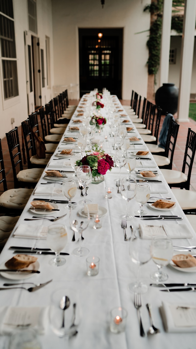 Alquiler de tablones grandes y medianos con mantel blanco para eventos en Cali