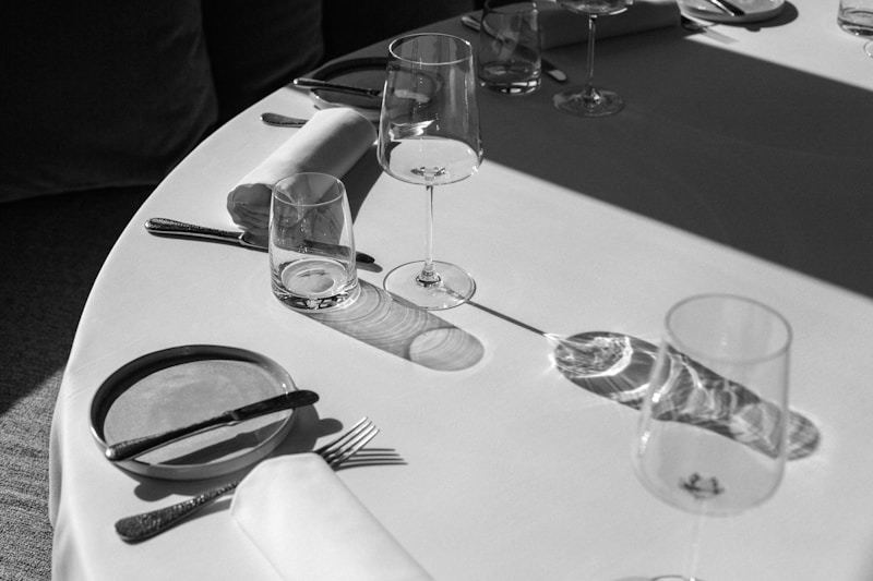 Vajilla para eventos en Cali - platos, vasos, cubiertos y menaje completo en alquiler